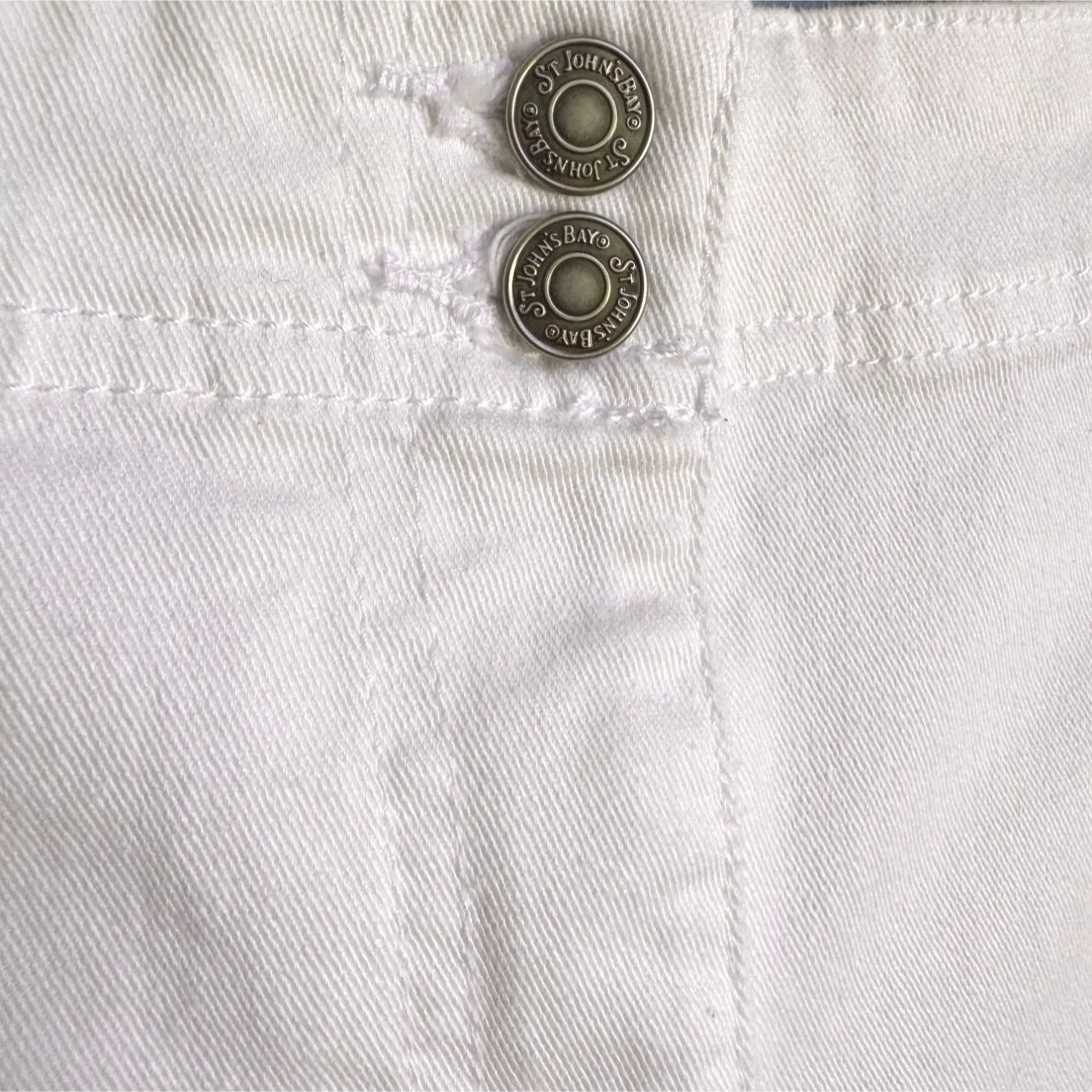St. John's Bay Women's White Stretch Cotton Blend Five Pocket Shorts Size 14